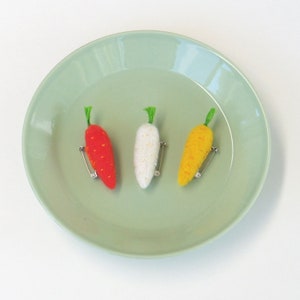 Carrot brooch, Needle felted miniature felt vegetable pin set : orange, white, yellow heirloom carrots Easter gift, Holiday accessory Bild 7