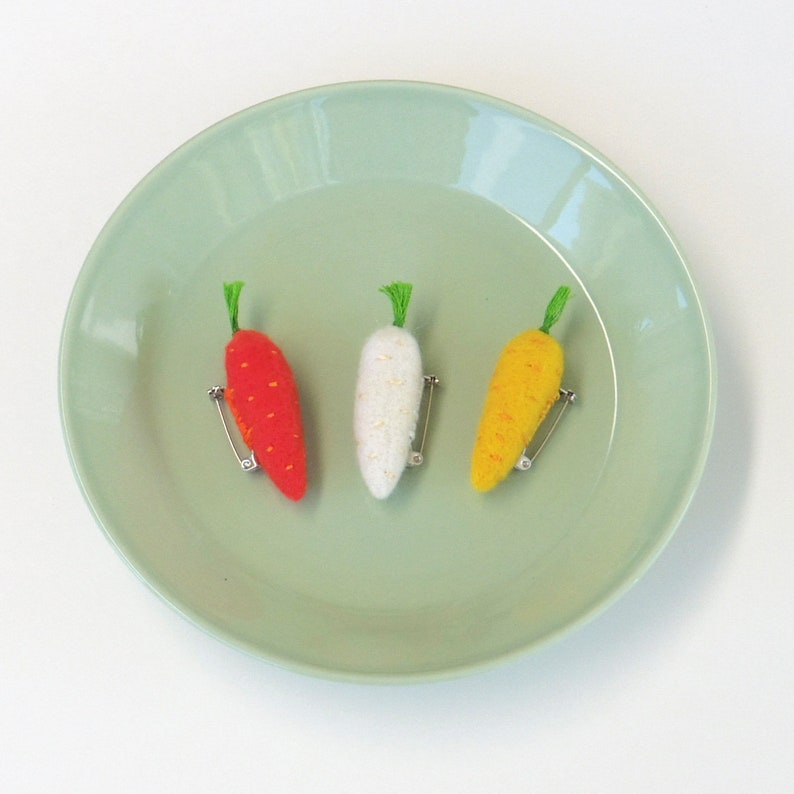 Carrot brooch, Needle felted miniature felt vegetable pin set : orange, white, yellow heirloom carrots Easter gift, Holiday accessory afbeelding 7