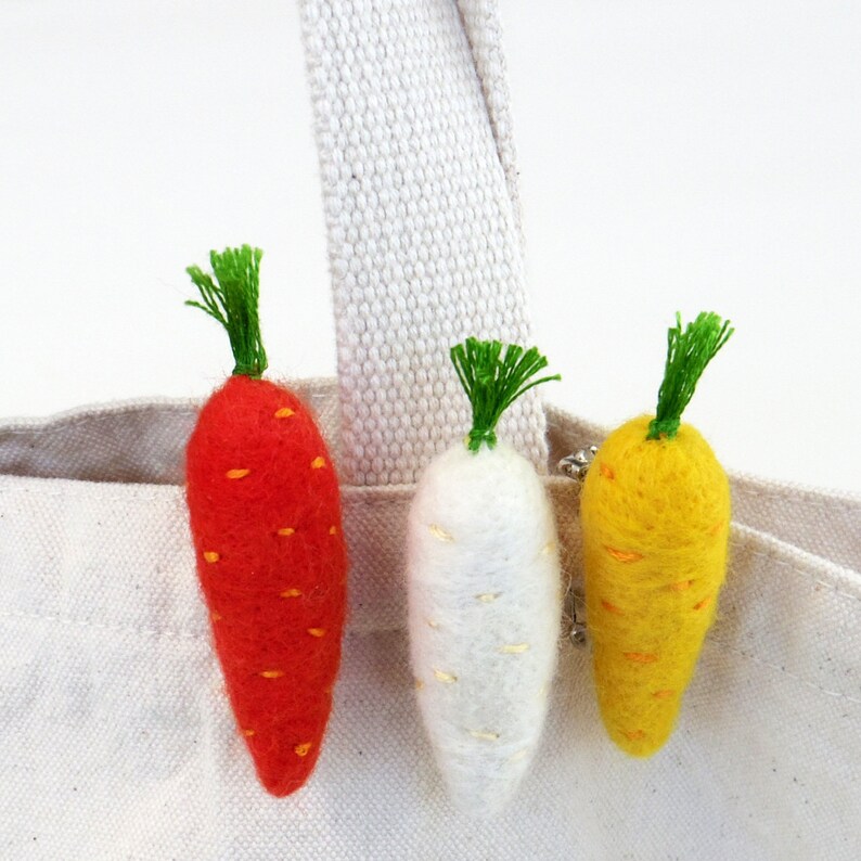 Carrot brooch, Needle felted miniature felt vegetable pin set : orange, white, yellow heirloom carrots Easter gift, Holiday accessory afbeelding 4