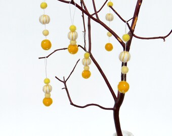 Adornos de bolas de fieltro en miniatura (juego de 6): decoración para árboles pequeños de primavera en amarillo y blanco
