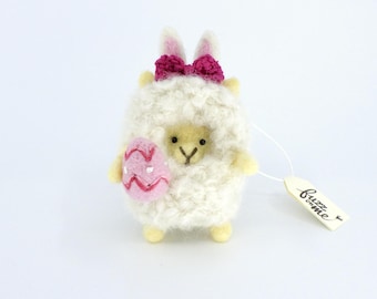 Adorno de oveja de fieltro de aguja: Cordero blanco en miniatura con huevo de Pascua rosa y lazo.