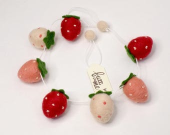 Guirnalda de fresas de fieltro en miniatura: decoración para árbol pequeño de mesa, primavera y Navidad.