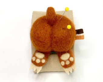 Alfiletero de muñeca con forma de trasero de oso de fieltro con aguja: herramienta de costura divertida, regalo para amantes de los animales