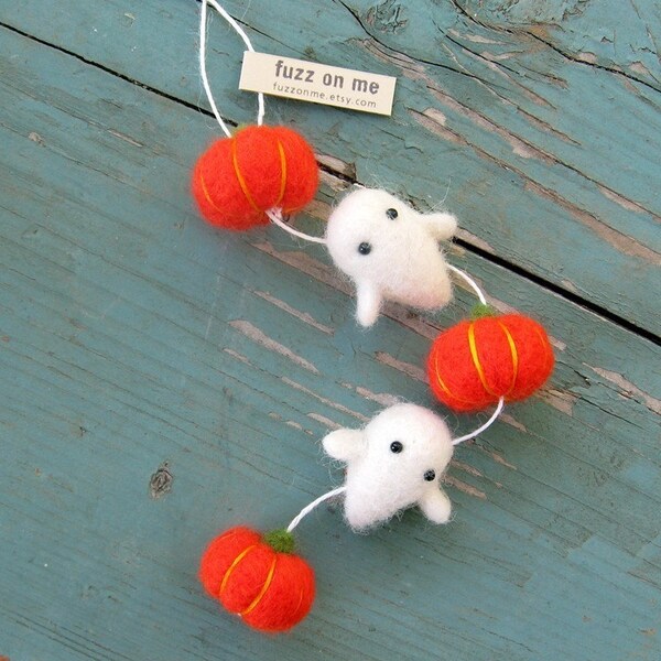 Halloween ornament : FUZZ baby ghost garland - orange pumpkins
