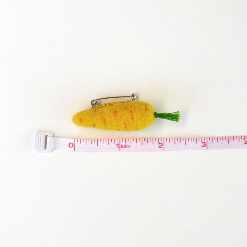 Carrot brooch, Needle felted miniature felt vegetable pin set : orange, white, yellow heirloom carrots Easter gift, Holiday accessory afbeelding 8