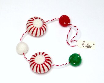 Mini guirnalda navideña de fieltro con aguja: caramelos de menta y bolas de lana