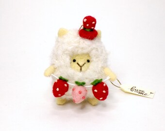 Adorno de oveja de fieltro con aguja: Cordero en miniatura con guirnalda de fresas y sombrero rojo