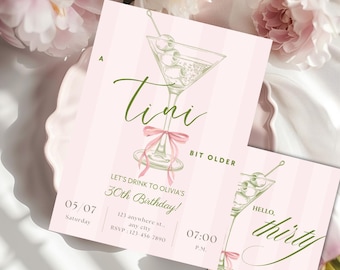 Een Tini Bit oudere martini-uitnodiging • Bewerkbare canvassjabloon • Roze gestreepte girly-cocktailparty • Coquette Roze lint verjaardagsuitnodiging