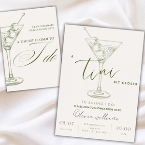 Può includere: Due biglietti d'invito color avorio con un'illustrazione di bicchiere da martini verde oliva. Il testo recita "A Tini Bit Closer" e "To Saying I Do!" con i dettagli dell'evento. I biglietti sono per un addio al nubilato.