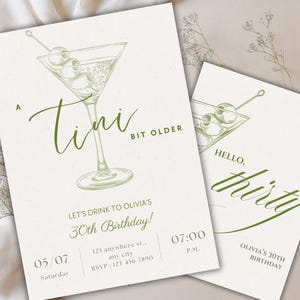 Puede incluir: Dos tarjetas de invitación con una ilustración de copa de martini verde. Las tarjetas presentan las frases "A Tini Bit Older" y "Hello, thirty". Una tarjeta incluye detalles para el 30 cumpleaños de Olivia.