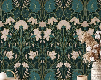 Könnte beinhalten: Dunkelgrüne Tapete mit einem sich wiederholenden Blumenmuster. Das Design zeigt stilisierte Blumen in Creme und Türkis, umrandet von goldenen Linien. Große Blätter und Stiele füllen den Hintergrund. Eine Vase mit getrockneten Pflanzen und ein Buch befinden sich im Vordergrund.