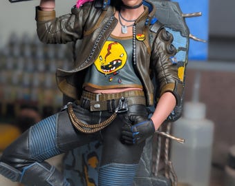 Puede incluir: Una figura de acción detallada que muestra a un personaje con cabello rosa brillante, vistiendo una chaqueta de cuero marrón sobre un top corto gris con un estampado gráfico amarillo. La figura sostiene un rifle futurista negro y lleva pantalones negros.