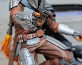 Estatua de Mandalorian y su acompañante infantil – Impresión 3D pintada a mano / Objeto de colección inspirado en la ciencia ficción