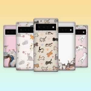 Puede incluir: Una colección de cinco fundas para teléfono con diseños de gatos. Las fundas presentan ilustraciones de gatos en varias poses y colores, sobre fondos rosas, blancos y beige. Algunas fundas tienen detalles florales, mientras que otras muestran un patrón de gatos repetido.