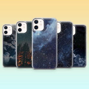 Op de afbeelding: Vijf smartphonehoesjes met kosmische ontwerpen. De hoesjes tonen afbeeldingen van sterrenhemels, nevels en wolken in blauw, zwart en wit. De hoesjes zijn gemaakt van transparant plastic en hebben een glanzende afwerking.