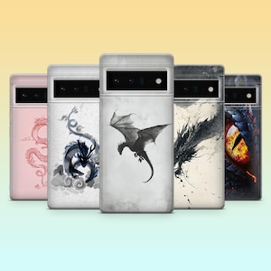 Op de afbeelding: Een verzameling telefoonhoesjes met drakenontwerpen. De hoesjes tonen verschillende drakenillustraties, waaronder een roze draak, een blauwe draak met wolken, een zwarte draak in vlucht en een drakenoog, elk met een unieke stijl.