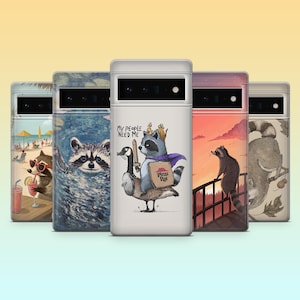 Op de afbeelding: Een verzameling telefoonhoesjes met wasbeerillustraties. Ontwerpen omvatten een wasbeer op het strand, een close-up wasbeergezicht, een wasbeer die op een gans rijdt met een Pizza Hut-bord, een wasbeer op een brug en een wasbeer in een boom.