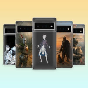 Puede incluir: Una colección de fundas para teléfonos con varias ilustraciones. Las fundas presentan imágenes de un caballero, una figura con un emblema solar, una persona con sus genitales expuestos, un caballero con una espada y un gato, y una figura con una túnica blanca.