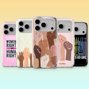 以下が含まれることがあります： さまざまなデザインの5つの携帯電話ケースのコレクション。1つのケースはピンク色で、「WOMEN RIGHT ARE HUMA RIGHT」というテキストが入っています。別のケースは、さまざまな肌の色合いの拳のパターンが特徴です。他のケースには、手が上がっていて、「EQUALITY IS NO ONE」というテキストがあります。