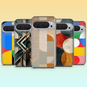 Puede incluir: Una colección de cinco fundas para teléfono con diseños geométricos abstractos. Las fundas presentan una variedad de colores, incluyendo azul, verde, rojo y beige. Cada funda tiene un patrón diferente, con formas como círculos, rectángulos y líneas.