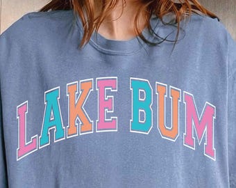 Lake Bum, png PNGEgg | Heldere neon zomersublimatie | Trendy shirtontwerp Lake Life | Kleurrijke vakantie-png voor merendagen