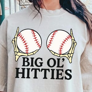 Big Ol Hitties Baseball PNG Zabawne Szkieletowe Dłonie Clipart Sublimacja Projekt na Koszulki Tumblers Sport Humor Cyfrowe Pobieranie