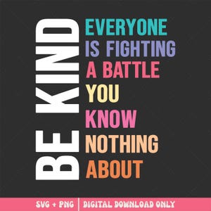 以下が含まれることがあります： 黒い背景に白い文字で「Be Kind」と書いてあり、「Kind」という単語が縦に積み重ねられています。テキストの下には、「Everyone is fighting a battle you know nothing about」という単語が、さまざまな色で縦に積み重ねられています。