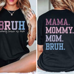Può includere: T-shirt nero con la scritta "BRUH" in rosa e blu, con "formerly known as mom" sotto. Il retro della maglietta mostra "MAMA. MOMMY. MOM. BRUH." in rosa e blu. Un design divertente e casual.