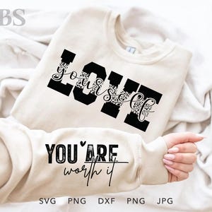 Pode incluir: Uma camiseta branca com texto preto que diz "Love yourself" e "You are worth it".