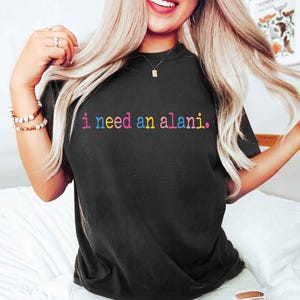 Necesito un diseño PNG/SVG de Alani, diseño retro veraniego, gráfico para camiseta con ambiente playero (descarga digital). imagen 3