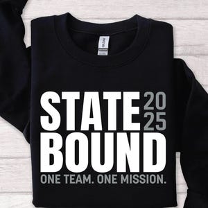 Puede incluir: Sudadera negra con texto blanco que dice "STATE 20 BOUND" y "ONE TEAM. ONE MISSION."