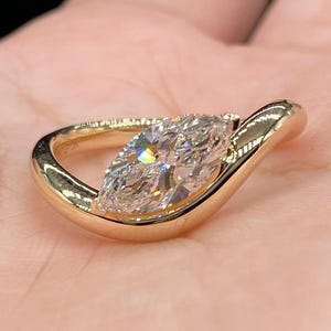 Anillo de compromiso con diamantes cultivados en laboratorio de 1,50 quilates, talla marquesa este-oeste, en oro amarillo auténtico de 14 quilates con banda curva: un anillo de compromiso de propuesta moderno para ella.