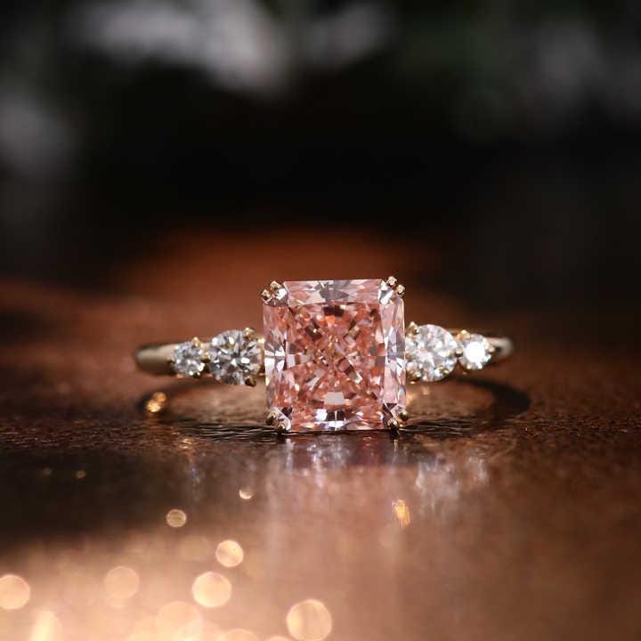 ラボグロウン 1.50 CTW ピンクラディアントダイヤモンド 18K ゴールド