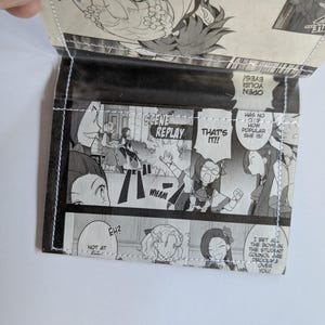 Puede incluir: Una p&aacute;gina de c&oacute;mic en blanco y negro con una escena de un manga. El texto de la imagen dice "SCENE REPLAY", "THAT'S IT!!", "NOT AT ALL", "EH?", "WHAM", "EYES! YOUR OPEN", "HAS NO QUE HOW POPULAR SHE IS!" y "I BET ALL THE BOYS IN THE STUDENT COUNCIL ARE DROOLIN' OVER YOU!"