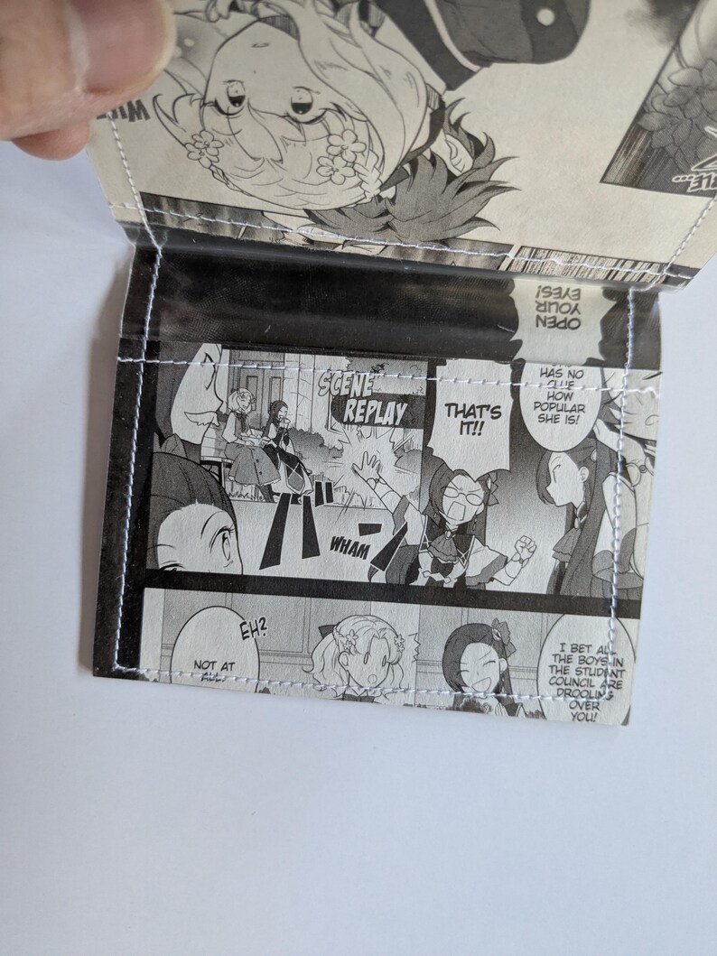 Puede incluir: Una p&aacute;gina de c&oacute;mic en blanco y negro con una escena de un manga. El texto de la imagen dice "SCENE REPLAY", "THAT'S IT!!", "NOT AT ALL", "EH?", "WHAM", "EYES! YOUR OPEN", "HAS NO QUE HOW POPULAR SHE IS!" y "I BET ALL THE BOYS IN THE STUDENT COUNCIL ARE DROOLIN' OVER YOU!"