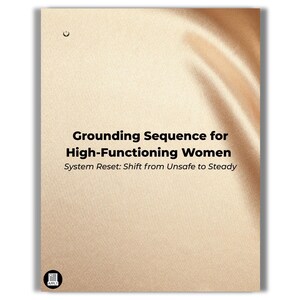 Puede incluir: Una tarjeta de color beige con el texto "Grounding Sequence for High-Functioning Women" y "System Reset: Shift from Unsafe to Steady". El fondo tiene una textura sedosa y drapeada. La palabra "APPLY" est&aacute; en un peque&ntilde;o c&iacute;rculo en la parte inferior.