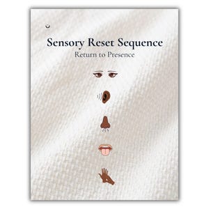 Può includere: Una carta bianca testurizzata con il testo Sensory Reset Sequence e Return to Presence. Sotto il testo ci sono cinque icone marroni che rappresentano i sensi: occhi, un orecchio con onde sonore, un naso, una bocca con lingua e una mano.