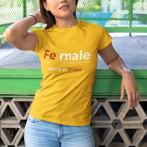 Camiseta original de ciencia de Iron Man para mujer / Camiseta STEM para mujer / Camiseta de hierro y Fe con tabla periódica / Regalo para científicas y amantes de la ciencia imagen 2