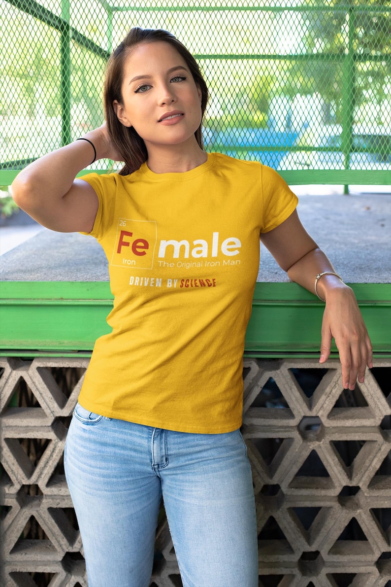 Camiseta original de ciencia de Iron Man para mujer / Camiseta STEM para mujer / Camiseta de hierro y Fe con tabla periódica / Regalo para científicas y amantes de la ciencia imagen 2