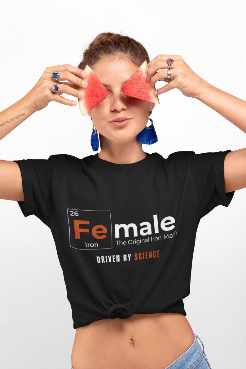 Camiseta original de ciencia de Iron Man para mujer / Camiseta STEM para mujer / Camiseta de hierro y Fe con tabla periódica / Regalo para científicas y amantes de la ciencia imagen 1