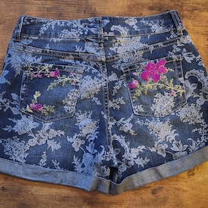 Women&#39;s Embroidered Shorts