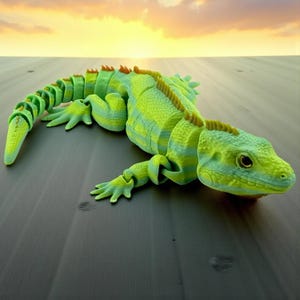 3D Printed Articulated Iguana - Realistic Tropical Lizard with Glass Eyes