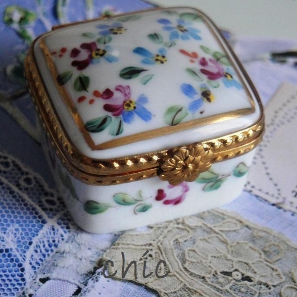 VINTAGE FRENCH LIMOGES Box. Pink And Blue Hand Painted Flowers. Peint Main. Sweet & Darling. Perfect Valentine's Day Gift