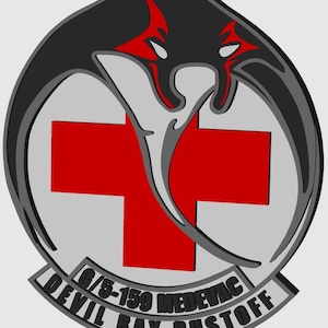 Pode incluir: Uma cabeça de diabo estilizada em preto e vermelho com uma cruz vermelha no centro. O texto "6-5-159 MEDEVAC DEVIL RAY DUSTOFF" está escrito em uma linha curva ao redor da parte inferior da imagem.