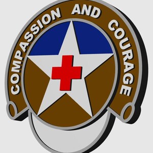 Peut inclure: Un emblème circulaire avec les mots "COMPASSION ET COURAGE" en lettres blanches. L'emblème présente un anneau extérieur marron, un anneau intérieur bleu et une étoile blanche avec une croix rouge au centre.