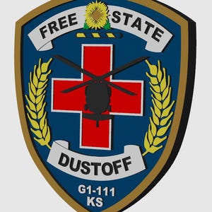 Puede incluir: Un escudo azul y dorado con una cruz roja y una silueta de helicóptero. El escudo tiene el texto "FREE STATE" en la parte superior, "DUSTOFF" en una pancarta en la parte inferior y "G1-111 KS" debajo de la pancarta.