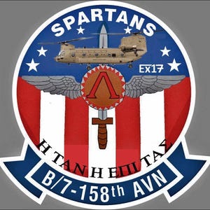 以下が含まれることがあります： ベージュ色のヘリコプター、テキスト「SPARTANS」、および「EX17」が特徴の円形パッチ。パッチは、白い星、赤と白のストライプ、剣と翼のある中央のエンブレムが付いた青いボーダーです。「B/7-158th AVN」のテキストが一番下にあります。