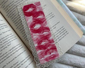 Handgefertigtes Lippenstift Kuss Lesezeichen: Roter Lippendruck mit Spitzenborte