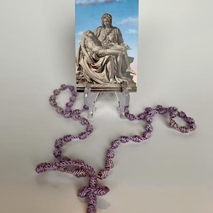Chapelet Pieta Five Decade, trois pièces fabriqué à la main avec cordes teintées, comprenant un chapelet, une carte de prière et un scapulaire brun de Notre-Dame du Mont Carmel