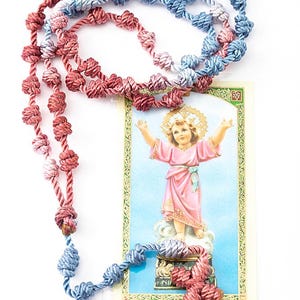 Chapelet de morue fabriqué à la main sur mesure en trois pièces Divino Nino Five Decade avec, chapelet, carte de prière et scapulaire marron Notre-Dame du Mont Carmel